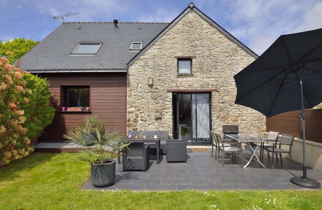 Beautiful private villa for 5 guests with WIFI, TV, patio, pets allowed and parking