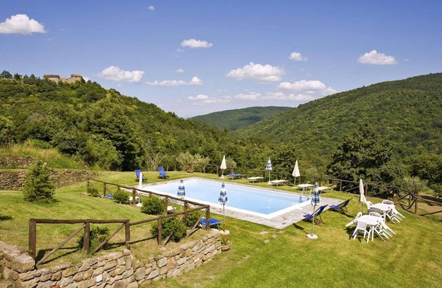 Beautiful private villa for 10 guests with WIFI, private pool and TV, close to Cortona