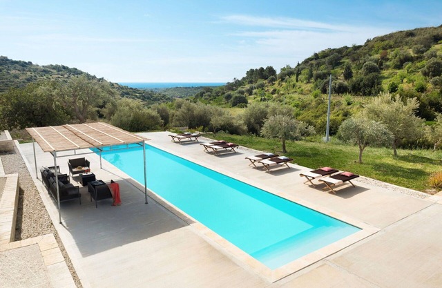 Beautiful private villa for 9 people with private pool, WIFI, A/C, TV, terrace and panoramic view