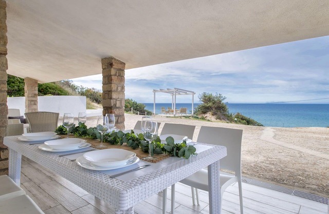Beautiful private villa for 6 guests with A/C, WIFI, TV, patio and parking