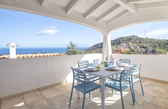 Beautiful private villa for 7 guests with WIFI, A/C, private pool, TV, patio and parking