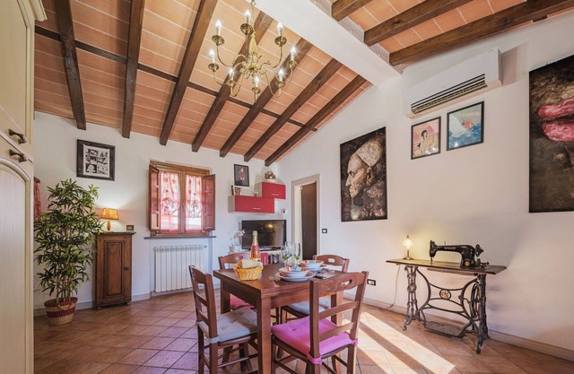 Beautiful private villa for 4 people with WIFI, A/C, TV, patio, pets allowed and parking
