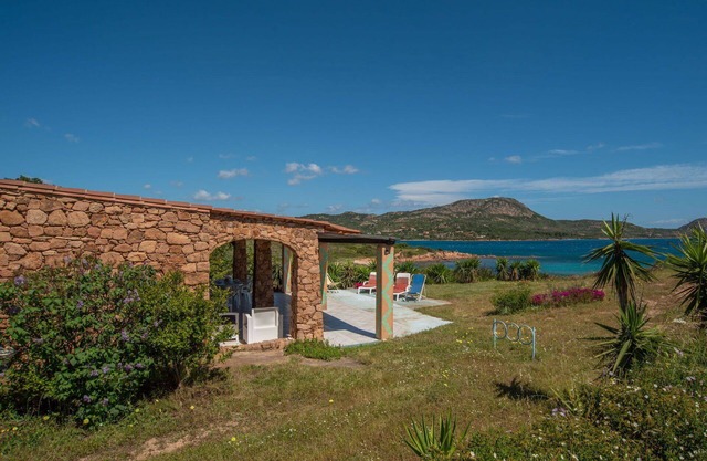 Beautiful private villa for 6 guests with WIFI, TV and parking