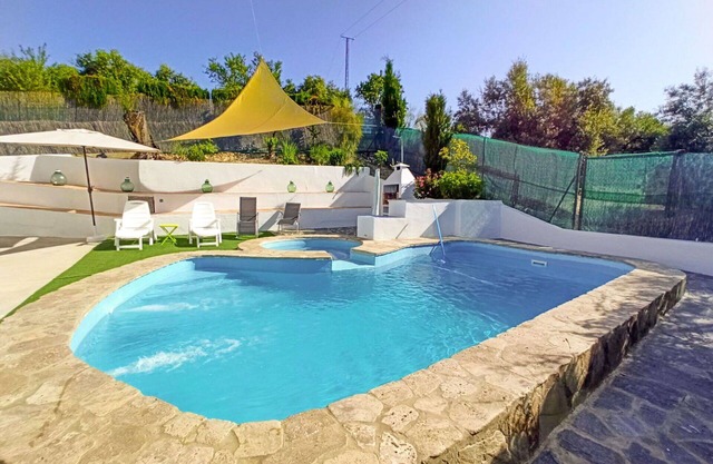 Beautiful private villa with A/C, private pool, WIFI, hot tub, TV, terrace, pets allowed and par.
