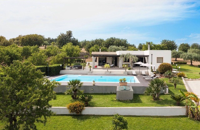Beautiful private villa with private pool, WIFI, A/C, TV, terrace, panoramic view and parking