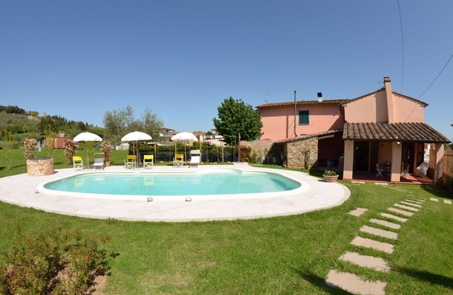Beautiful private villa with private pool, A/C, WIFI, veranda, pets allowed, parking, close to Lucca