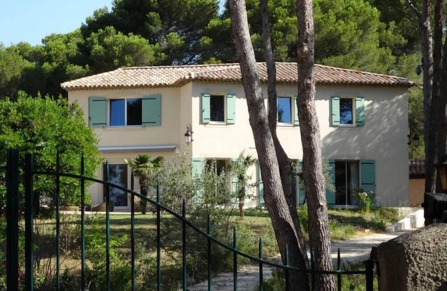 Beautiful property close to all amenities but quiet in 4 h