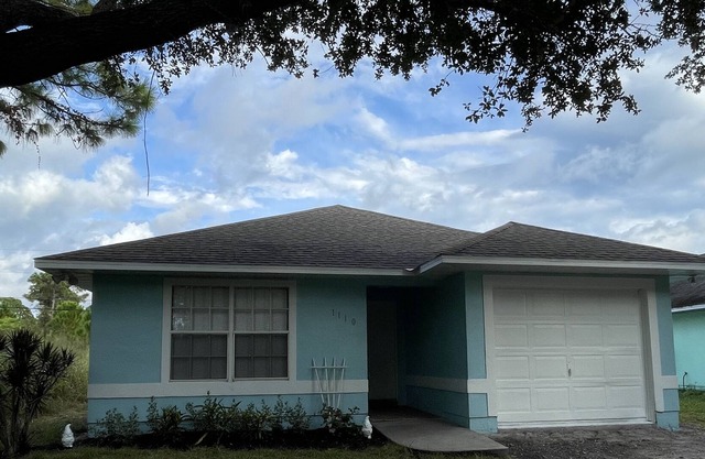 Beautiful quiet 3 bedroom 2 bath center of town house