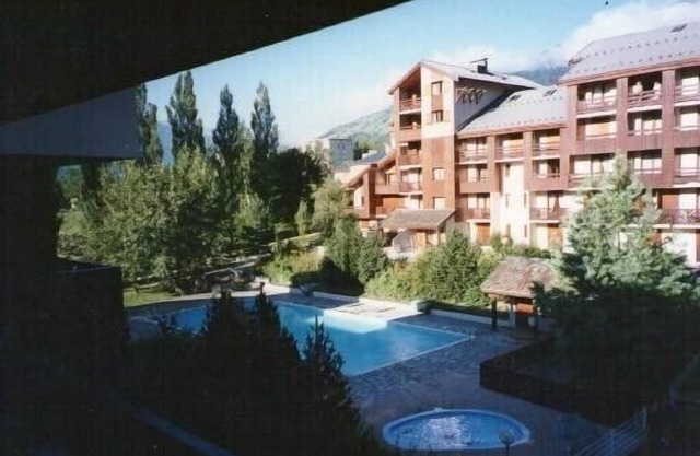 Beautiful renovated apartment of 7 people in residence with summer pool.