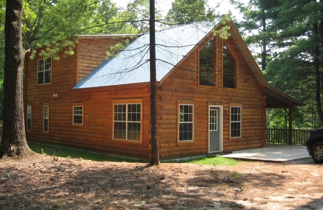 Beautiful real log cabin - hot tub, pool table, great view, WI-FI Internet