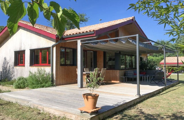 Beautiful recent and comfortable wooden house, 200m from the lake, along the cycle path