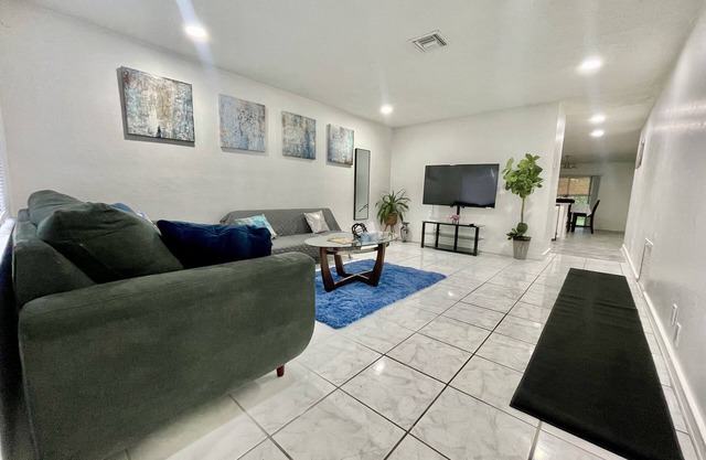 Beautiful Relaxing 3 Bedroom & 2 Bathroom Home