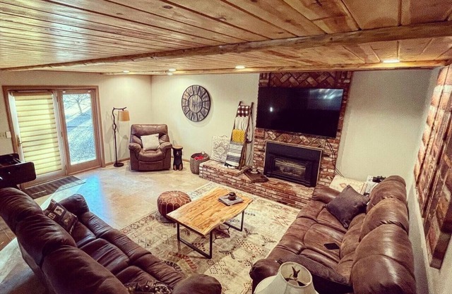 Beautiful REMODELED cabin with coffee bar, foosball table and trailer parking