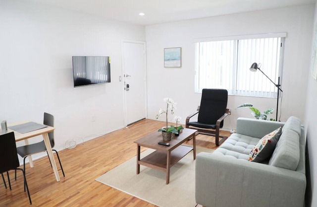 Beautiful Renovated Coral Gabels Apart w/Parking