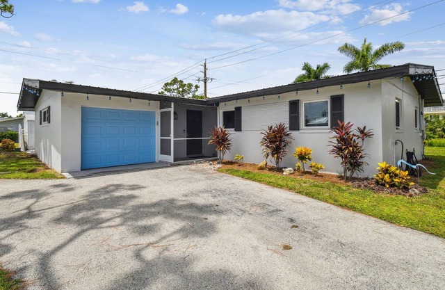 Beautiful renovated single-family home in Fort Myers. Close to many attractions!