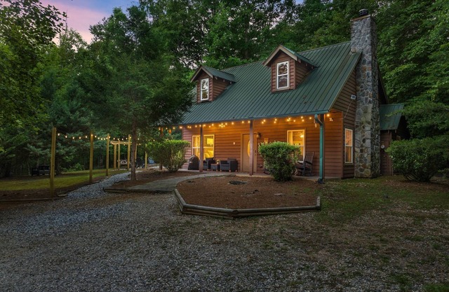 Beautiful Renovations, Hot Tub, Huge King Beds, Amenity Packed