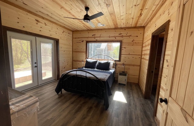 Beautiful River front cabin! 3bed,3bath!