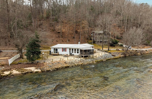 Beautiful River House located directly on the Cartecay River