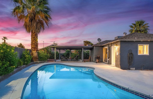 Beautiful sanctuary, minutes from the Strip!