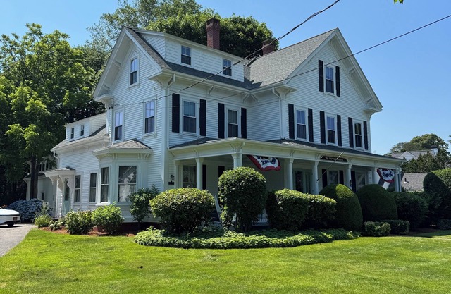 Beautiful Sea Captain's House walk to beach, central A/C and outdoor shower