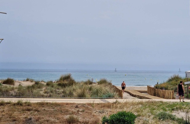 Beautiful sea view flat just steps away from the beach