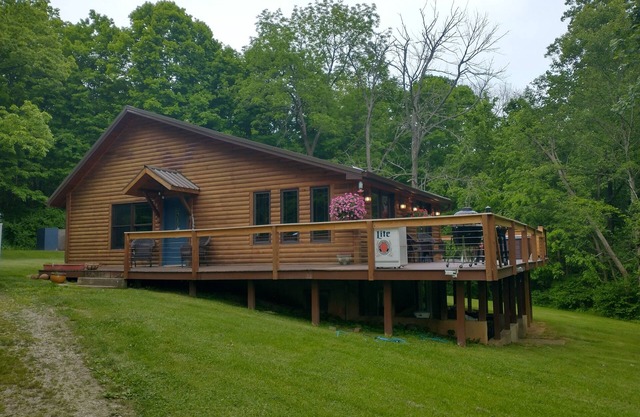 Beautiful Secluded Cabin with hot tub on 50 acres