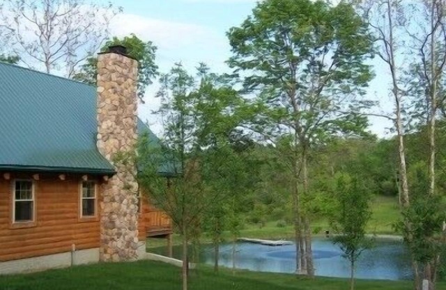 Beautiful Secluded Deluxe Log Cabin Overlooking Stocked Pond
