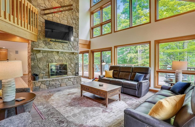 Beautiful slope side home! Come and enjoy life at Dew Revue!