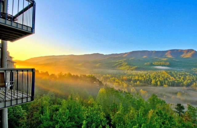 Beautiful Smoky Mountain Views! 2 bedroom/2 bath condo, sleeps 5, indoor pool
