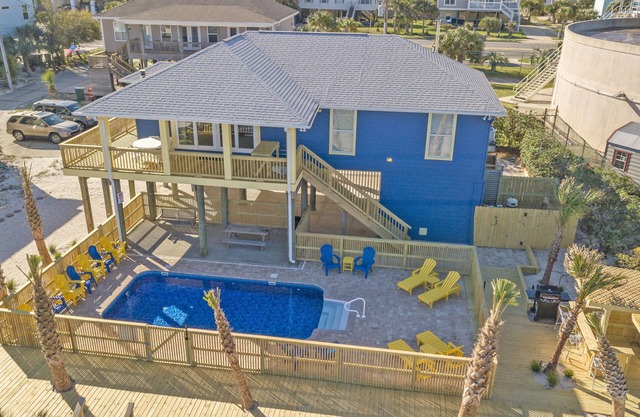 Beautiful Sound Front Home w/Private Pool, Tiki Bar & Pier!