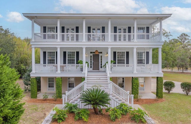 Beautiful Southern Luxury Home in Savannah Yacht Club By Lucky Savannah