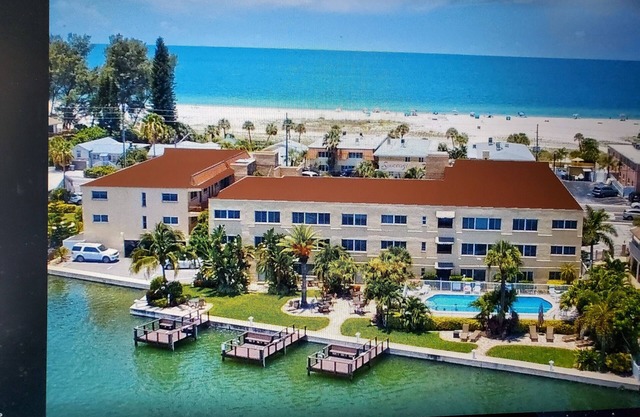 Beautiful, spacious Condo with Spectacular Beach to Bay Views
