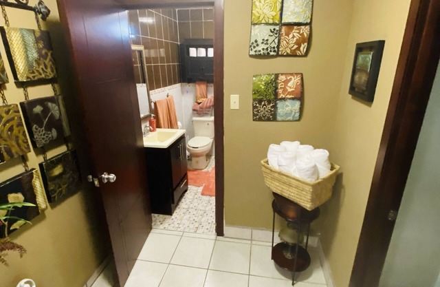 Beautiful spacious house great for big groups 7 min from the beach
