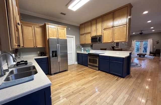 Beautiful, spacious 2rd floor apartment in the Darien historic district.