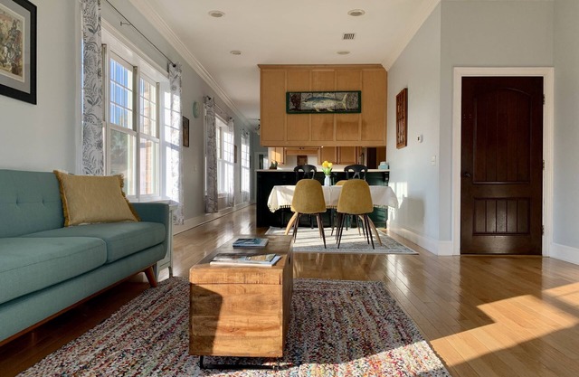Beautiful, spacious 3rd floor apartment in the Darien historic district.