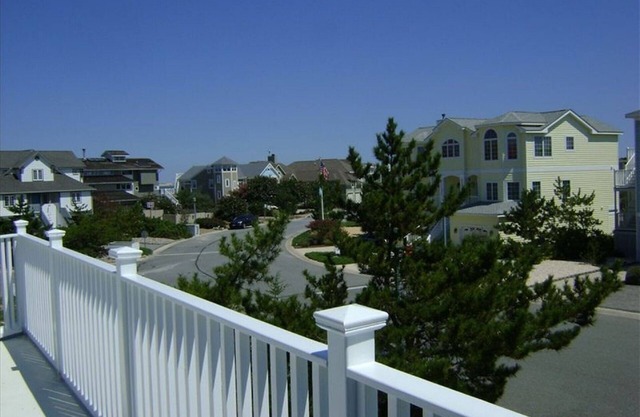 Beautiful, Spacious 4BR,Steps to the Beach,Pool & State Park
