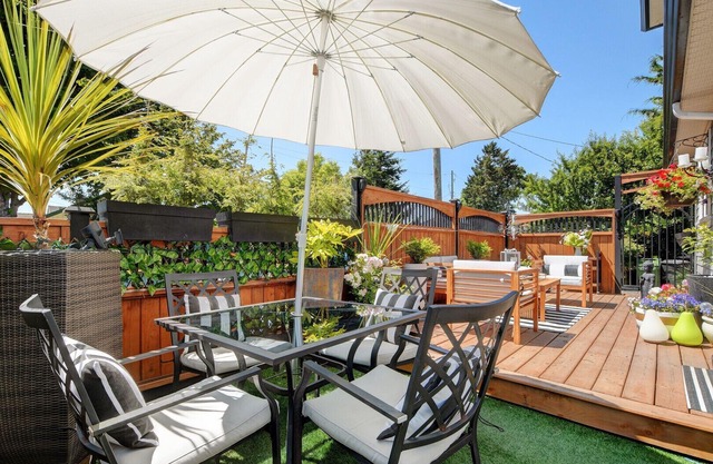 Beautiful Spacious Executive Home, 5 Min Walk to Town and Ocean