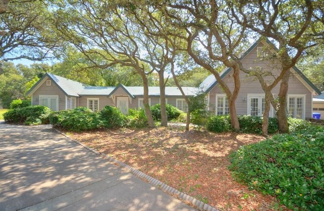 Beautiful & Spacious Home with 3 BR/4 BA-Less than 2 Min Walk to BEACH-Sleeps 6