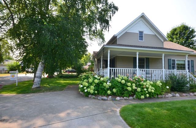 Beautiful, spacious home in the village. Walk to everything. Air conditioning