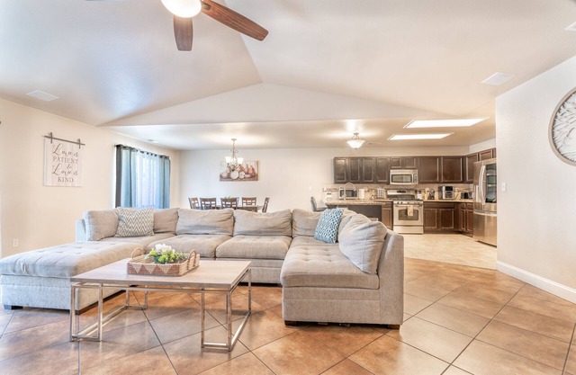 Beautiful & Spacious Home close to National Parks