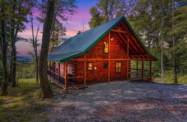Beautiful ,spacious log cabin. Close to all the attractions in the Hocking Hills