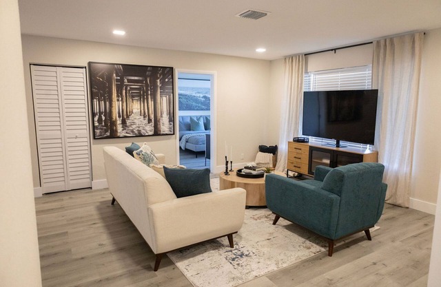 Beautiful, Spacious Modern Home Near Beach