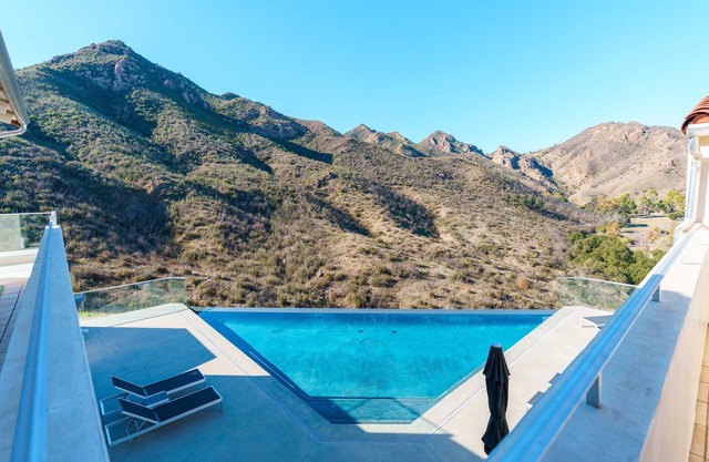 Beautiful, spacious home w infinity pool - amazing views, close Malibu beaches.