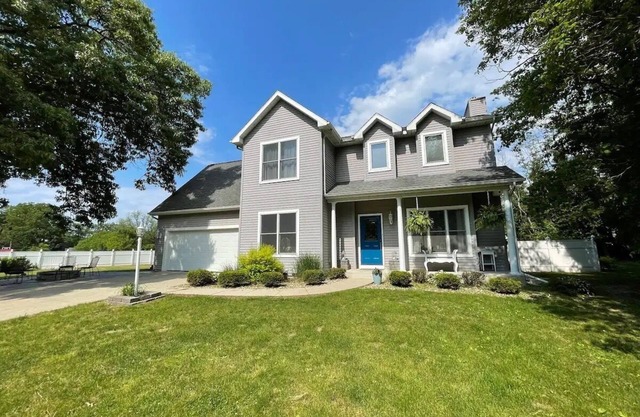 Beautiful, Spacious 4 bedroom, 4 bath 1mile from the Lake.10 minutes to St. Joe