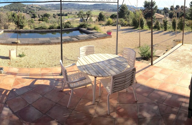 Beautiful studio with pool near Aix-en-Provence