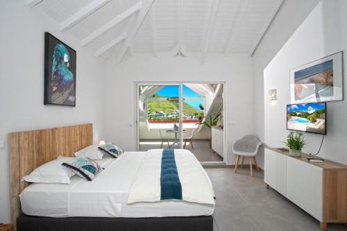 Beautiful suite S12 with pool and sea view