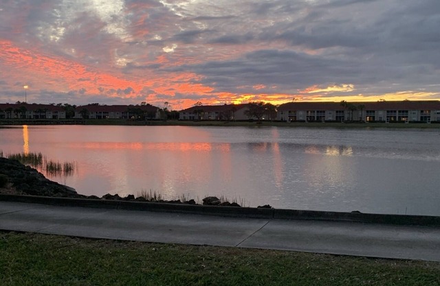 Beautiful Sunset on Golf course 20 minutes from Beach