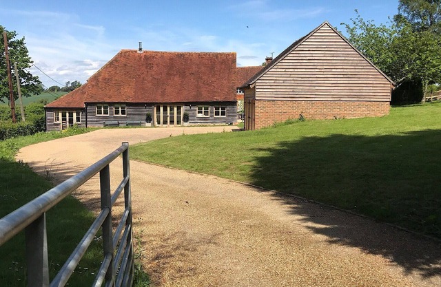 Beautiful Sussex Barn in the vale of Ashburnham sleeps 10