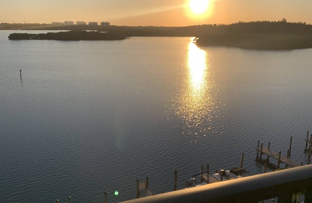 Beautiful Top Floor View, 5 minute walk to Turtle Beach