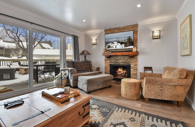 Beautiful Townhome on Free Shuttle Route Minutes to PC Resorts